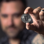 O mercado cripto enfrenta mudanças com novas regulações, segundo Cicero Viana Filho.