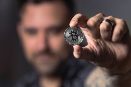 O mercado cripto enfrenta mudanças com novas regulações, segundo Cicero Viana Filho.