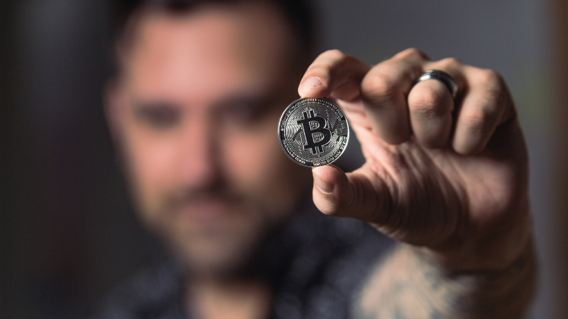 O mercado cripto enfrenta mudanças com novas regulações, segundo Cicero Viana Filho.