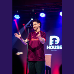 Em apresentação única da Non Stop, Gio Lisboa leva o público de BH ao riso com Fora da Plateia. (Créditos: Clara Lins)