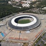 Vista aérea do estádio Mineirão, em Belo Horizonte, cercado pela área urbana da cidade.