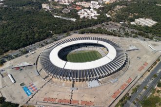 Vista aérea do estádio Mineirão, em Belo Horizonte, cercado pela área urbana da cidade.