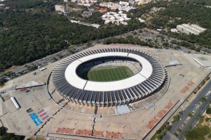 Vista aérea do estádio Mineirão, em Belo Horizonte, cercado pela área urbana da cidade.
