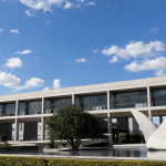 Fachada da Assembleia Legislativa de Minas Gerais em Belo Horizonte, representando a discussão do orçamento estadual