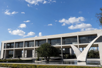 Fachada da Assembleia Legislativa de Minas Gerais em Belo Horizonte, representando a discussão do orçamento estadual