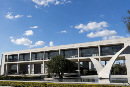 Fachada da Assembleia Legislativa de Minas Gerais em Belo Horizonte, representando a discussão do orçamento estadual
