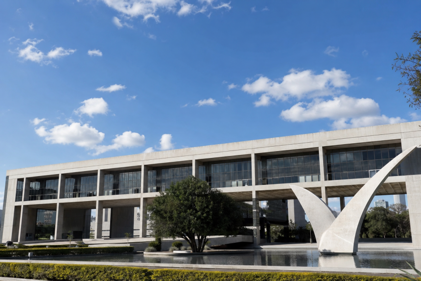 Fachada da Assembleia Legislativa de Minas Gerais em Belo Horizonte, representando a discussão do orçamento estadual