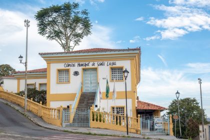 Edifício histórico da Câmara Municipal de Santa Luzia, em Minas Gerais, visto contra o céu azul.